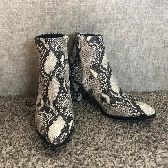 Madden Girl Boots womenโs sz 8.5M, Snake print heeled point toe chunky bootie - Picture 4 of 7